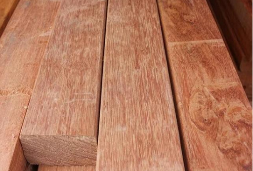 菠萝格好还是花梨木好？菠萝格是红木吗？